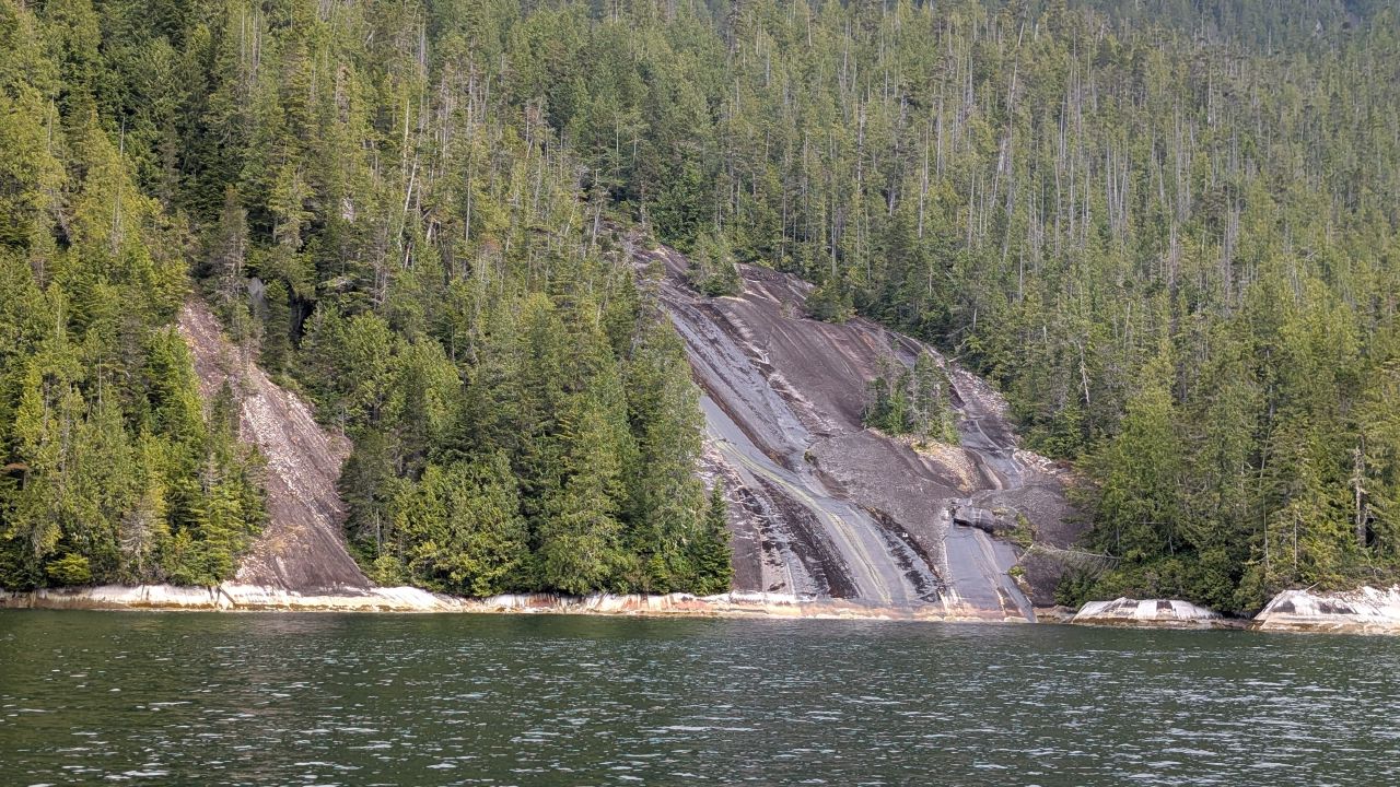 Close-up of the Lacy Falls rock face with no water flowing due to dry summer conditions